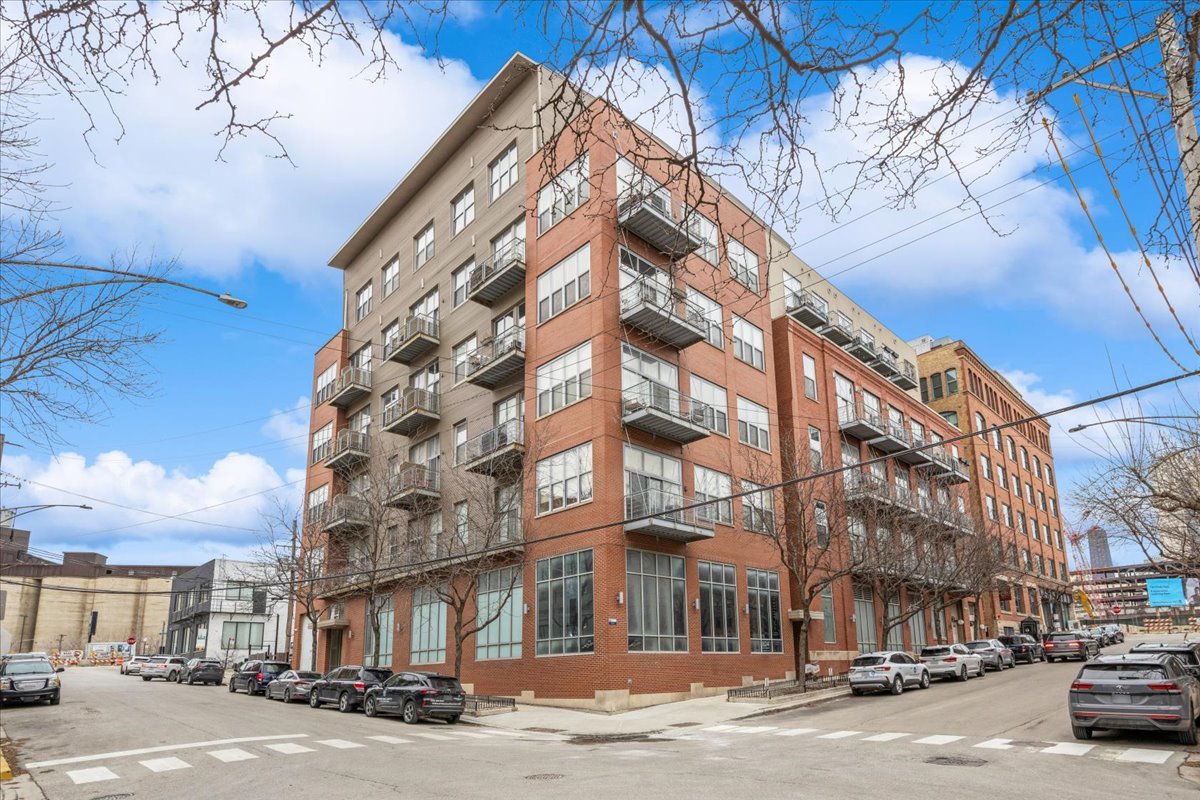 824 W Superior Street Unit: 303