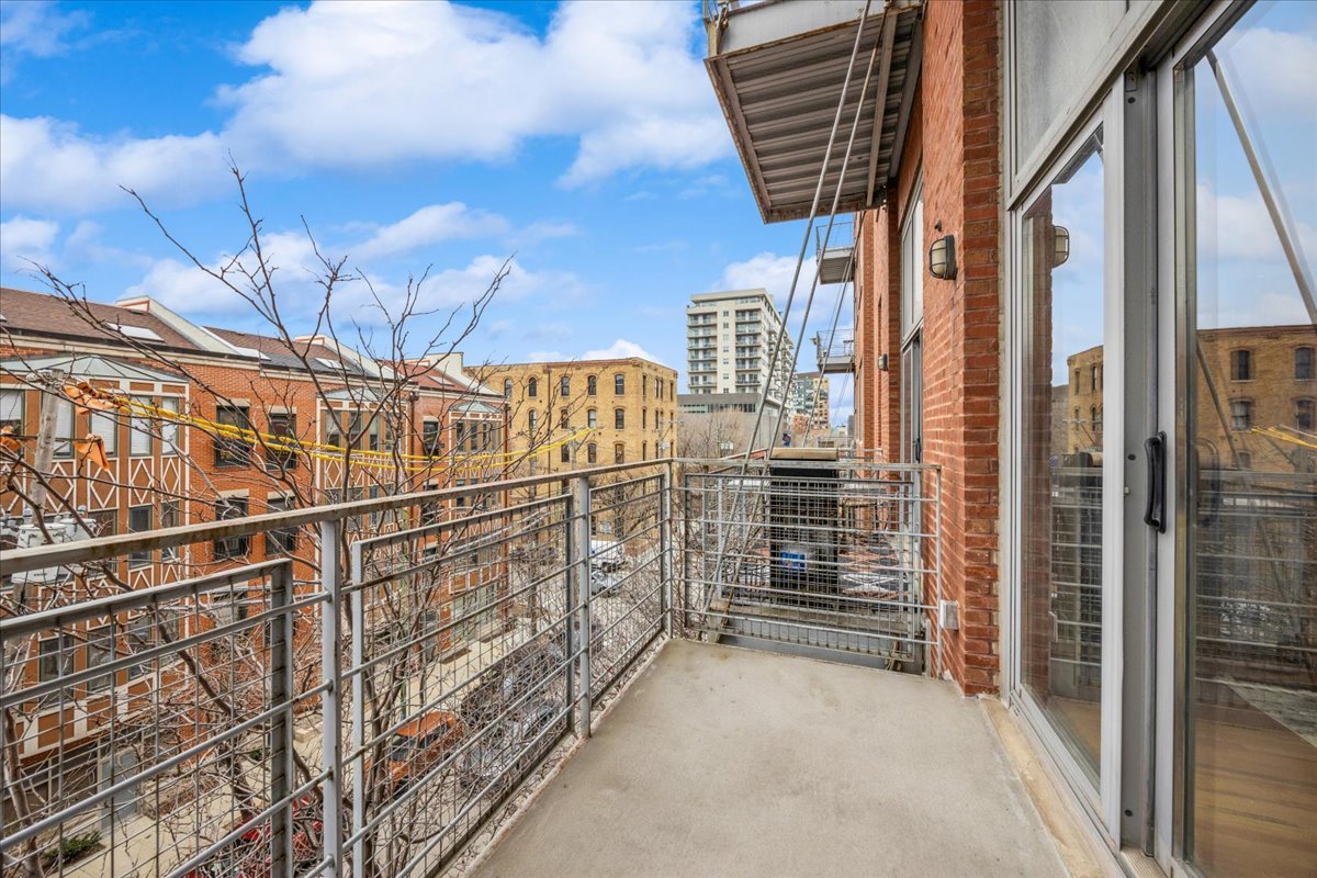 824 W Superior Street Unit: 303