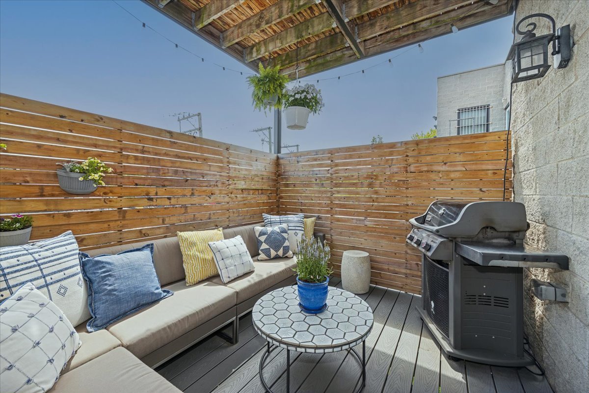 1951 W Melrose Street Unit: 2