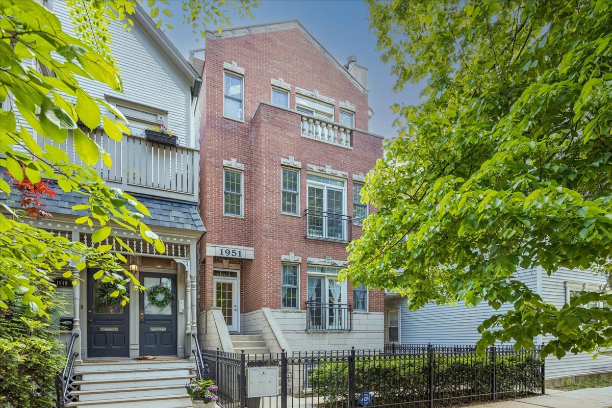 1951 W Melrose Street Unit: 2