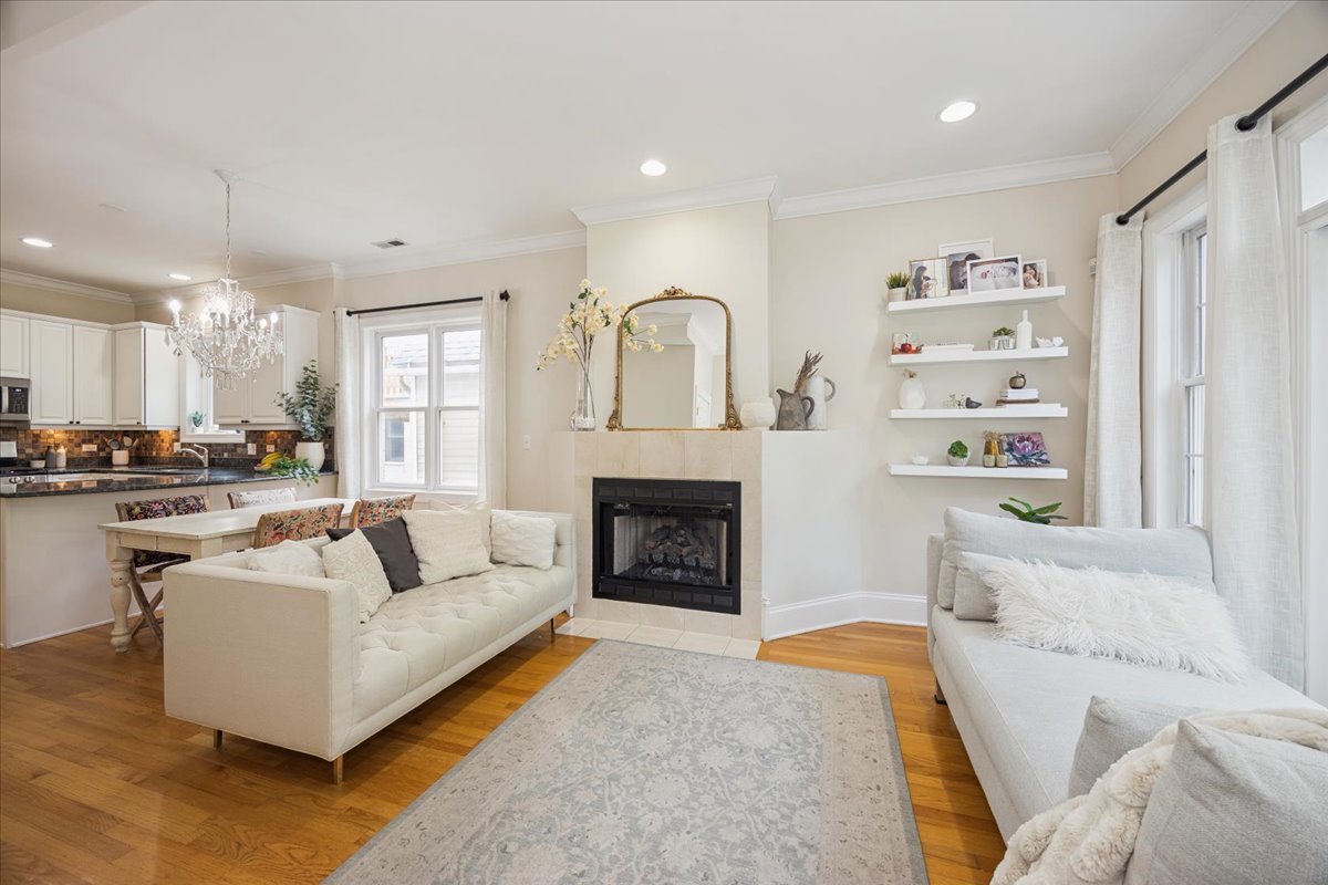 1951 W Melrose Street Unit: 2