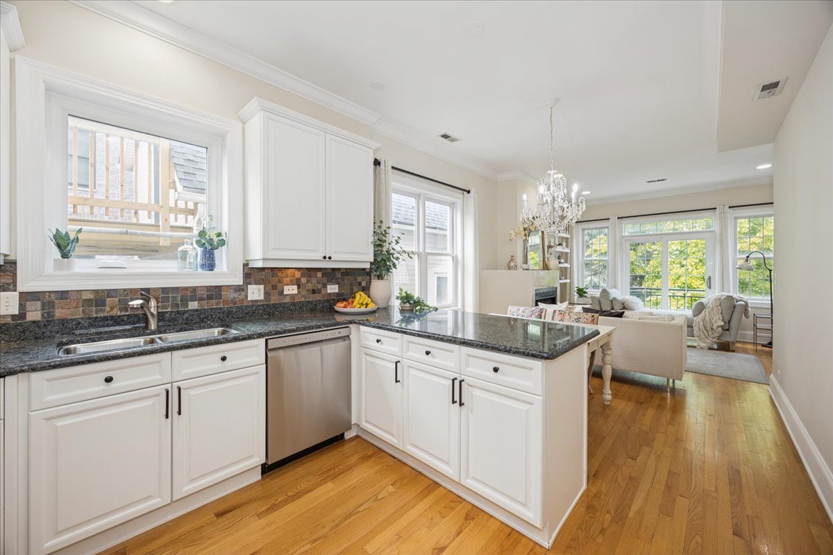 1951 W Melrose Street Unit: 2