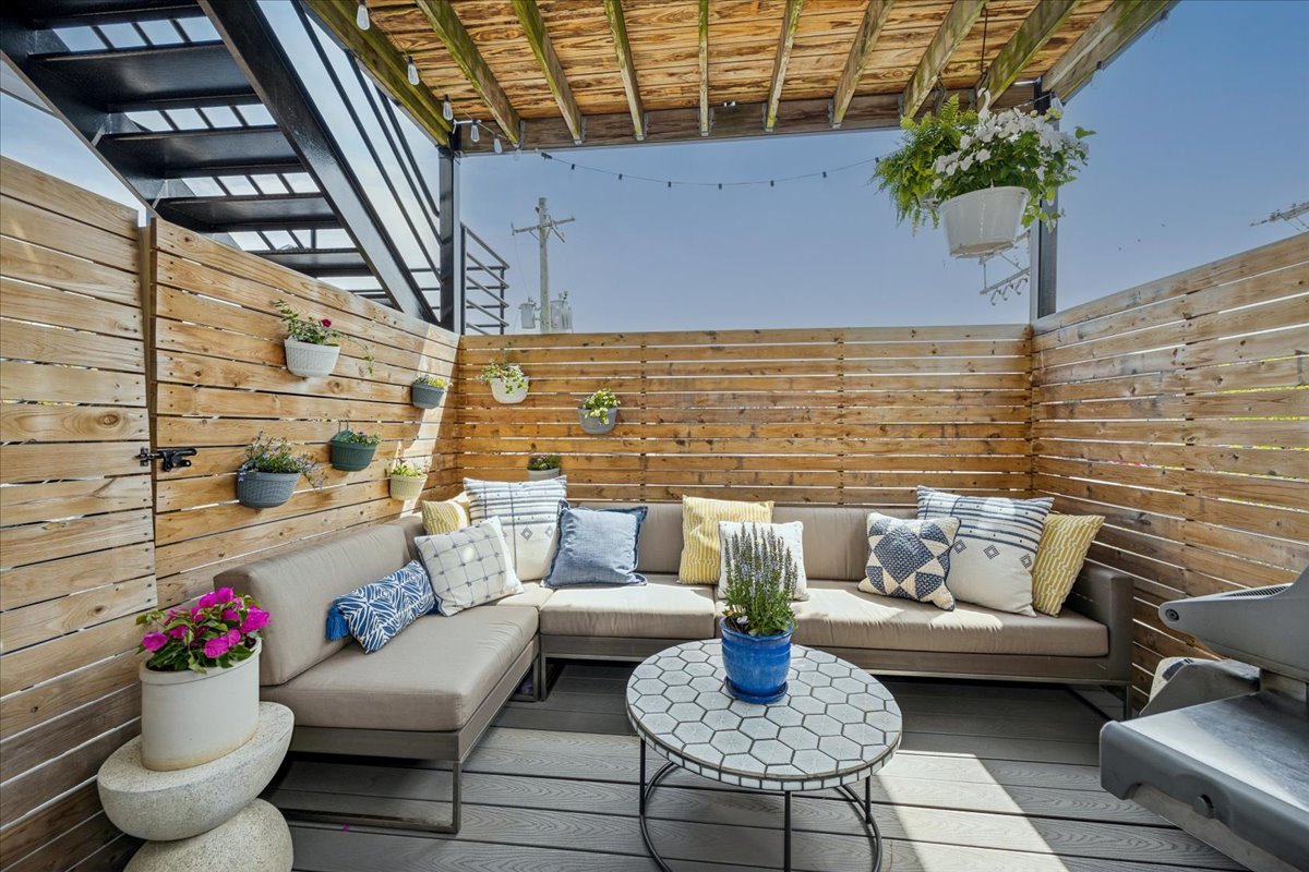1951 W Melrose Street Unit: 2