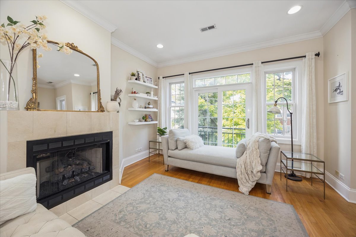 1951 W Melrose Street Unit: 2