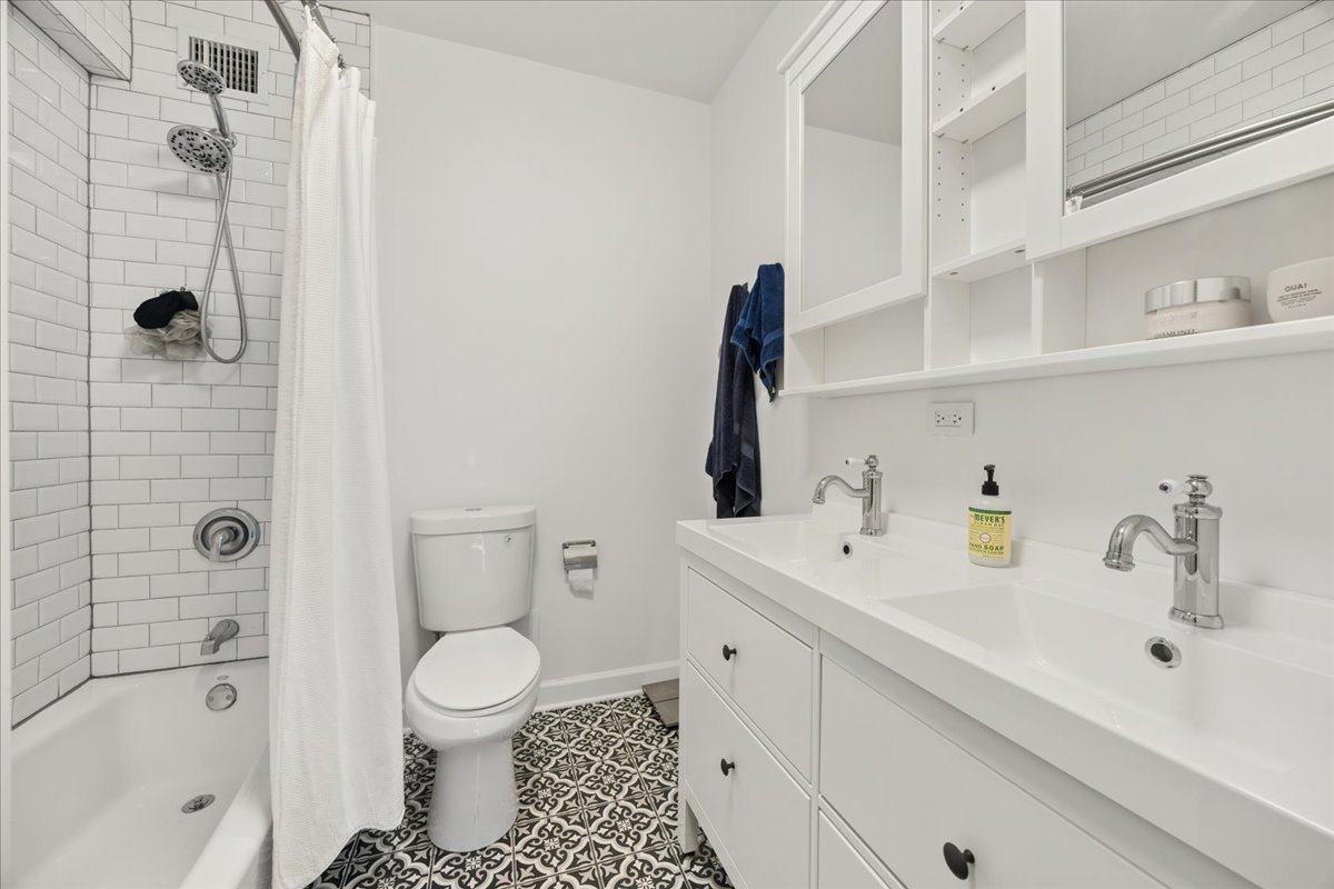 3200 N Lake Shore Drive Unit: 2410