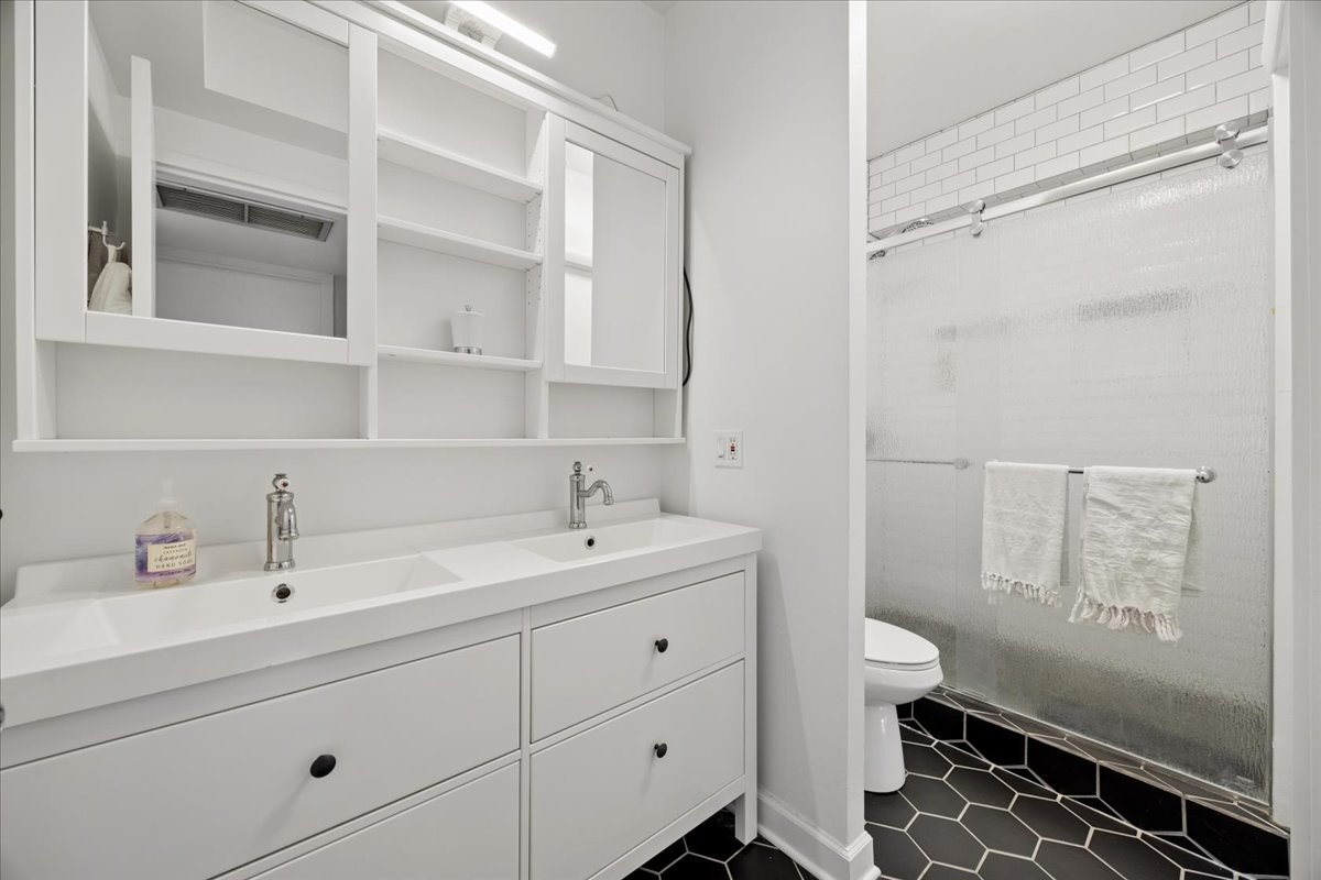 3200 N Lake Shore Drive Unit: 2410