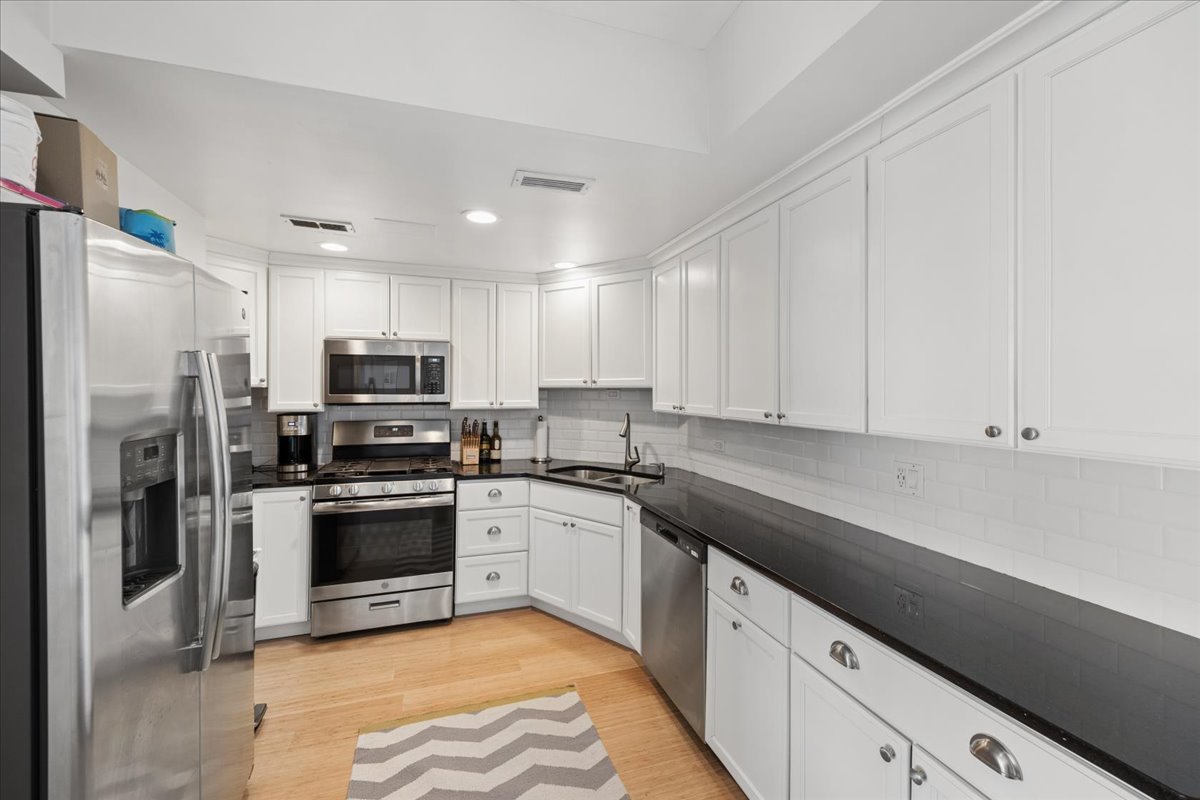 3200 N Lake Shore Drive Unit: 2410