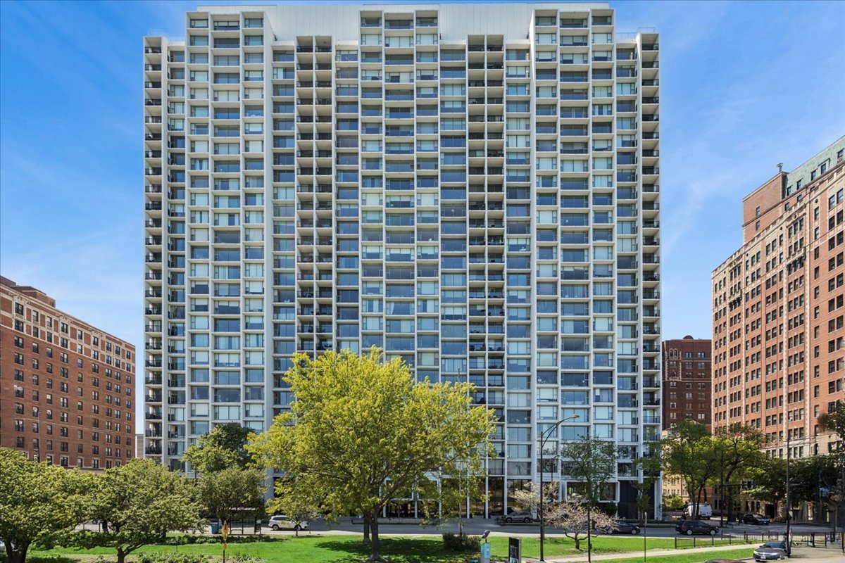 3200 N Lake Shore Drive Unit: 2410