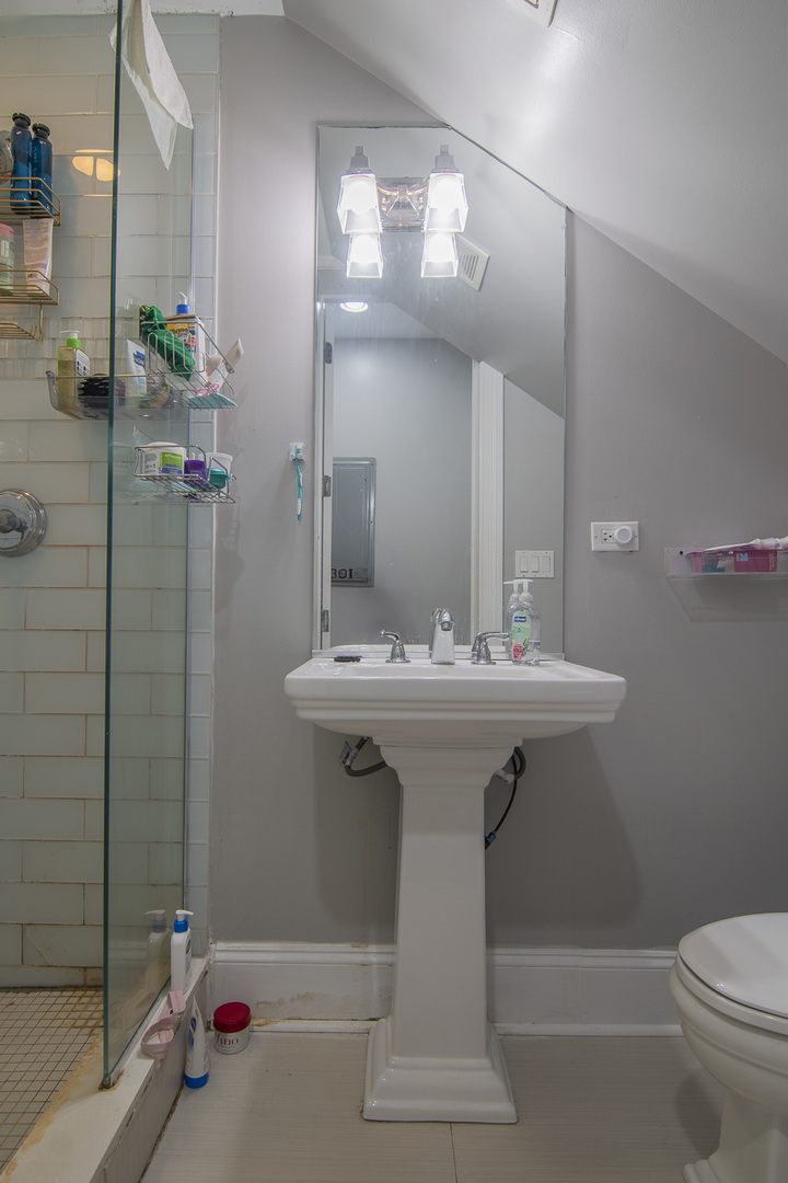 3718 N Wilton Avenue Unit: 2