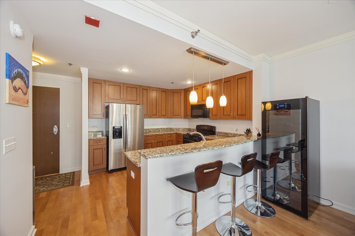 160 E ILLINOIS Street Unit: 2104