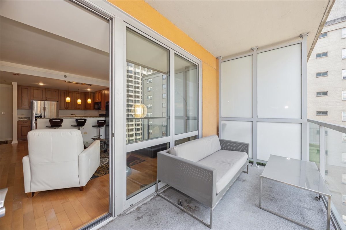 160 E ILLINOIS Street Unit: 2104