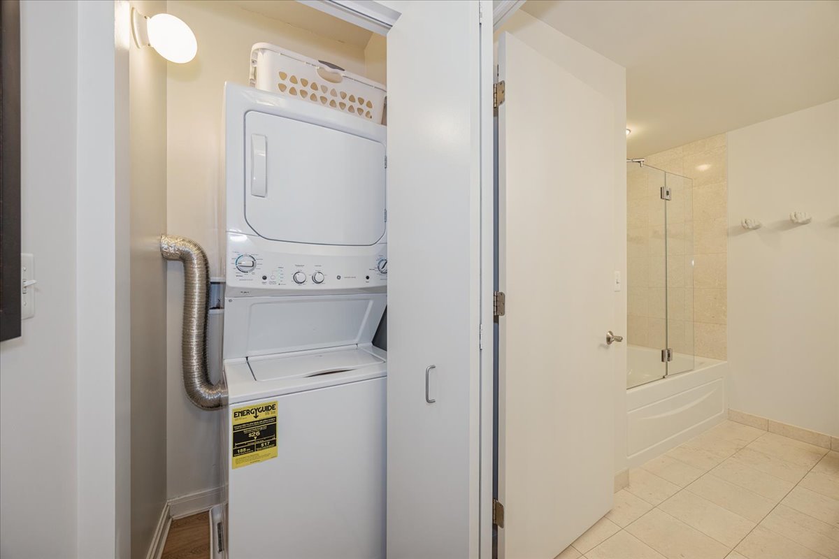 160 E ILLINOIS Street Unit: 2104