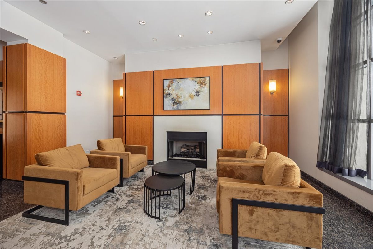 160 E ILLINOIS Street Unit: 2104