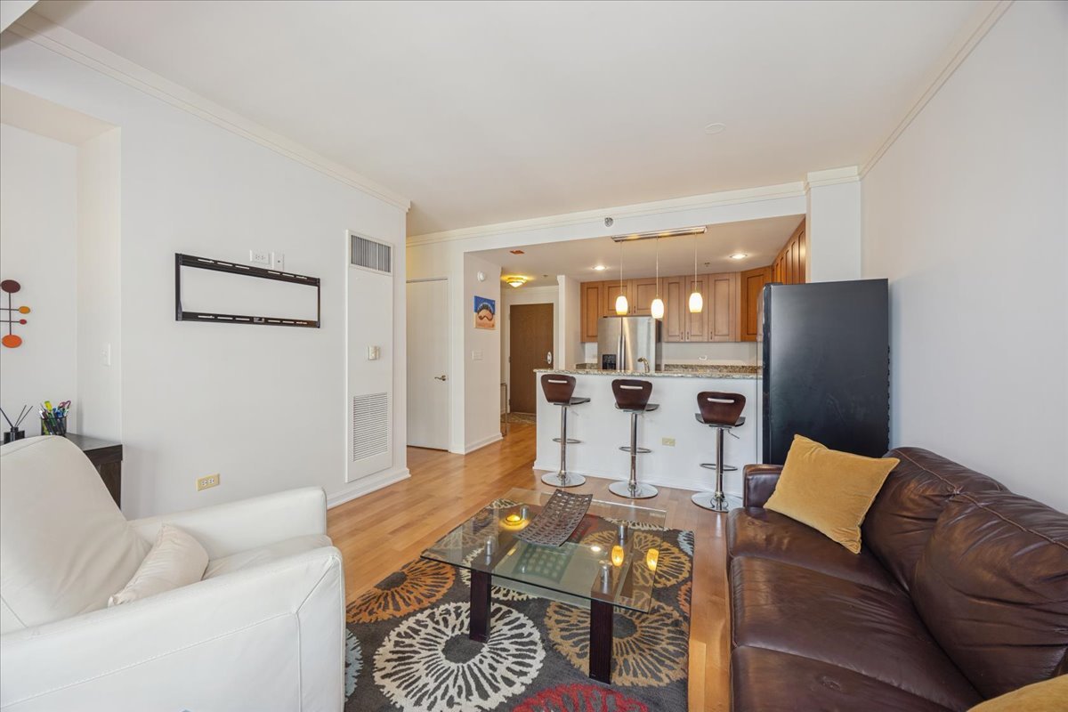 160 E ILLINOIS Street Unit: 2104