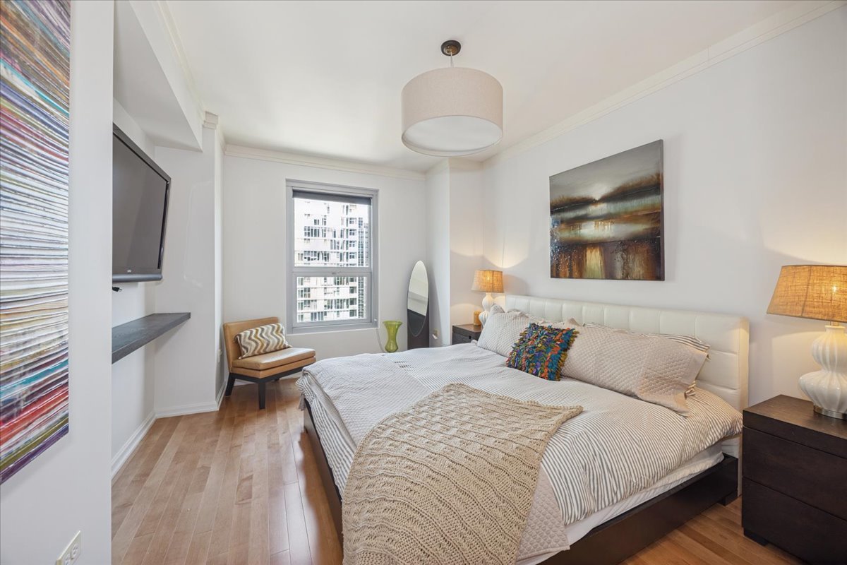 160 E ILLINOIS Street Unit: 2104