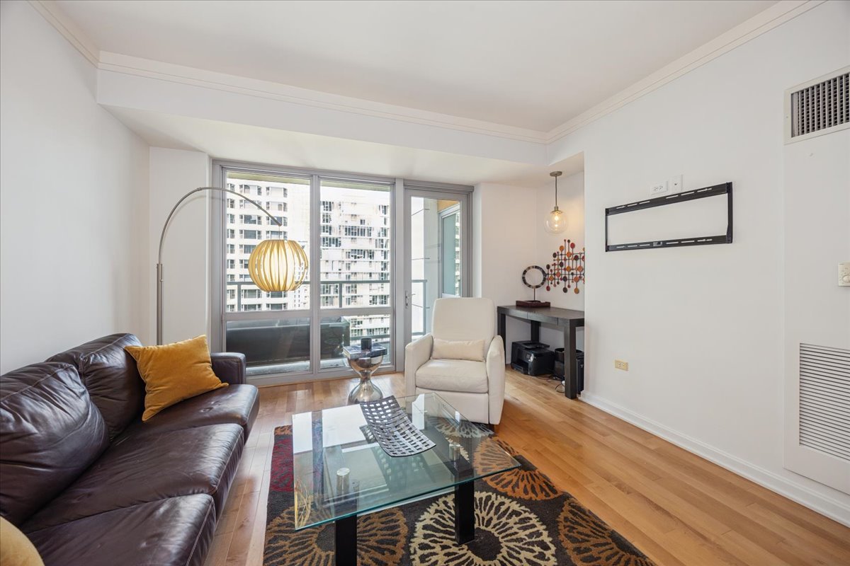 160 E ILLINOIS Street Unit: 2104