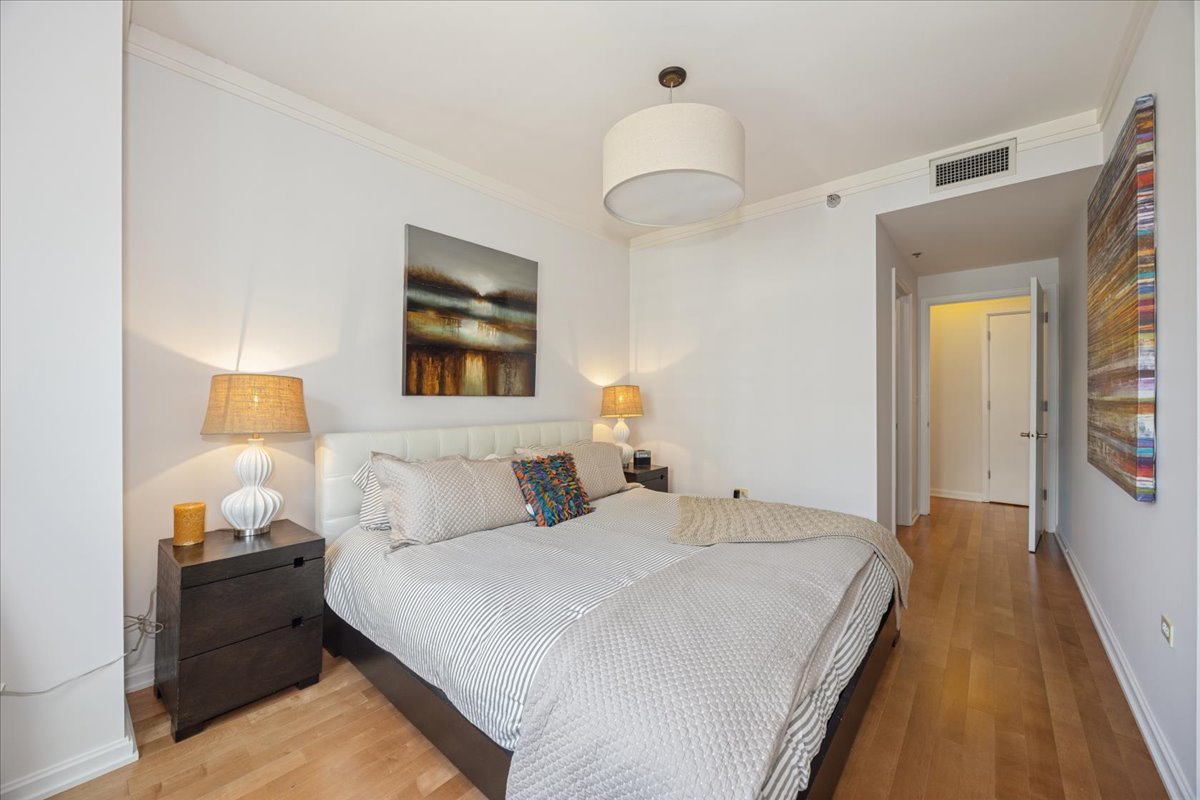 160 E ILLINOIS Street Unit: 2104