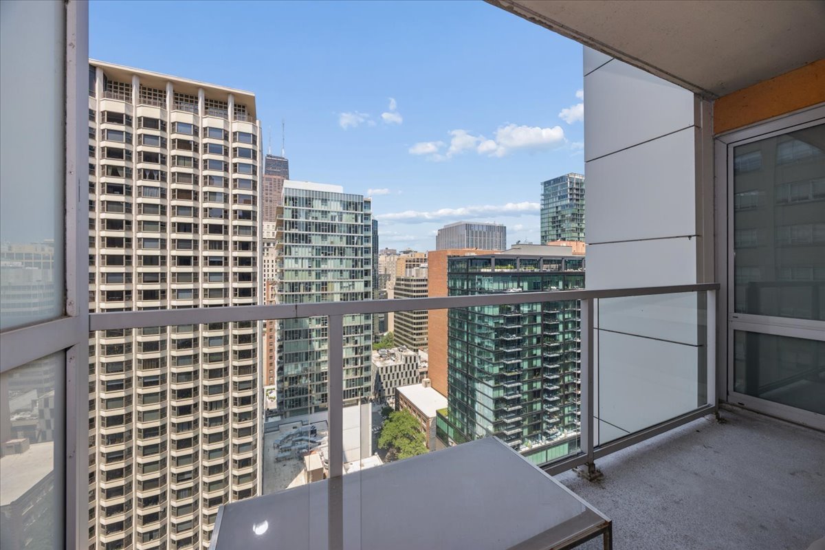 160 E ILLINOIS Street Unit: 2104