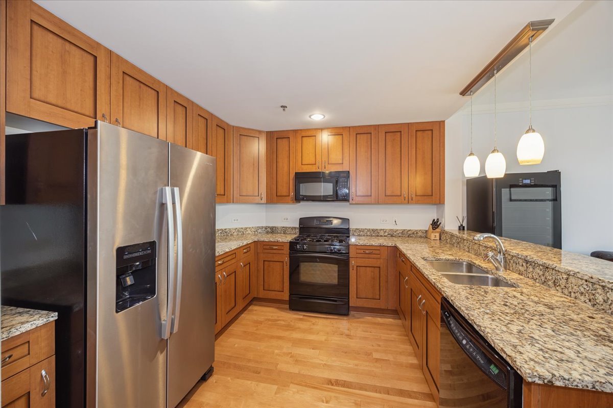160 E ILLINOIS Street Unit: 2104