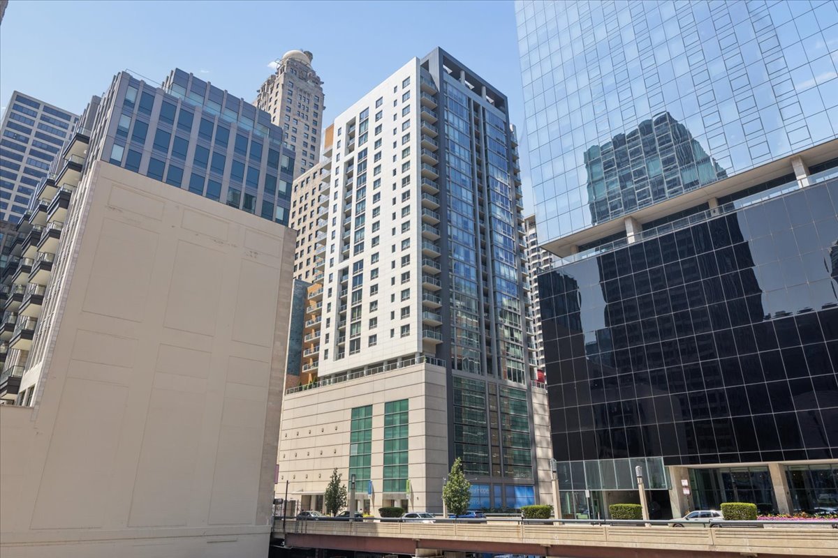 160 E ILLINOIS Street Unit: 2104