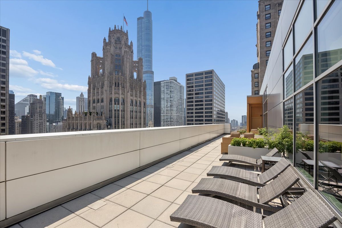160 E ILLINOIS Street Unit: 2104