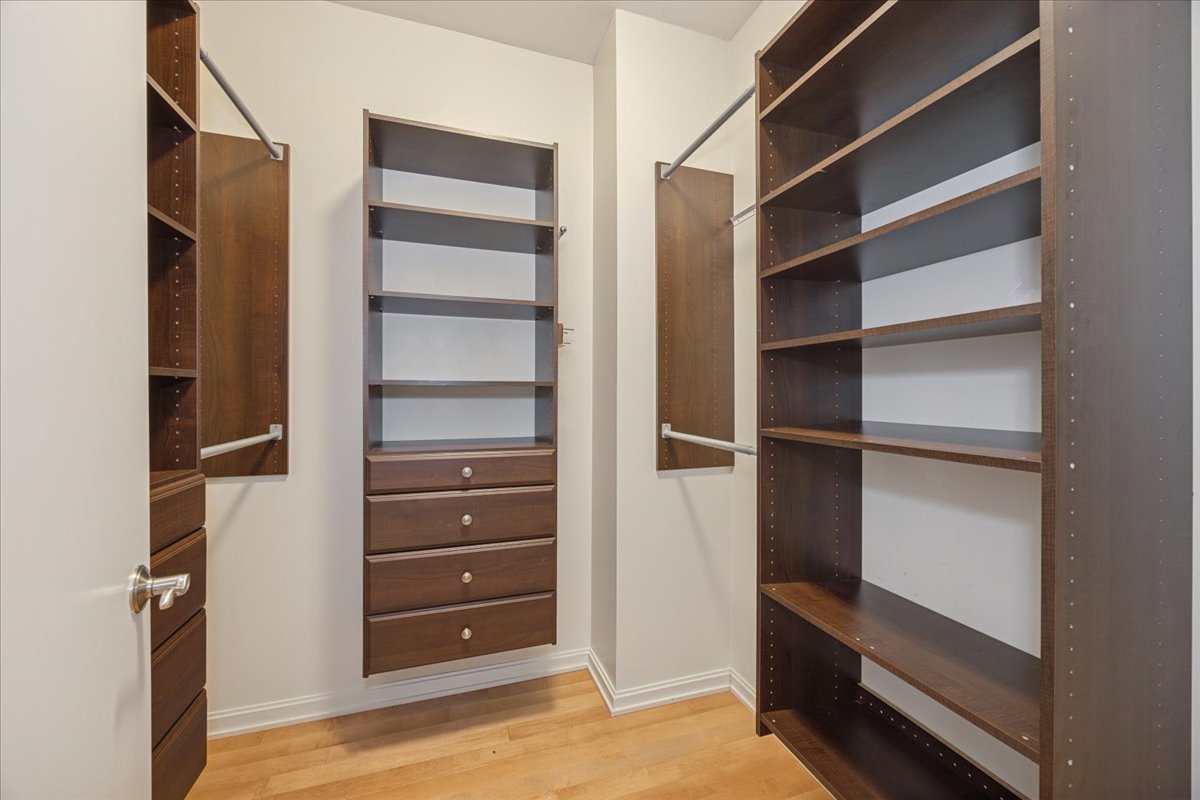 160 E ILLINOIS Street Unit: 2104