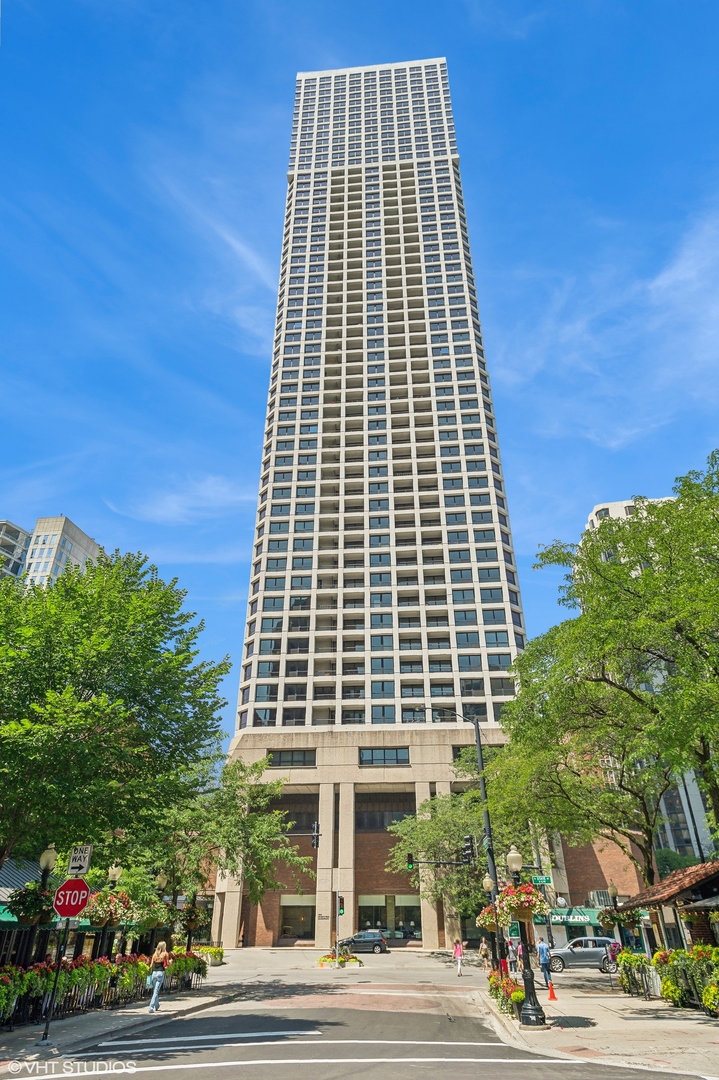 1030 N STATE Street Unit: 11M