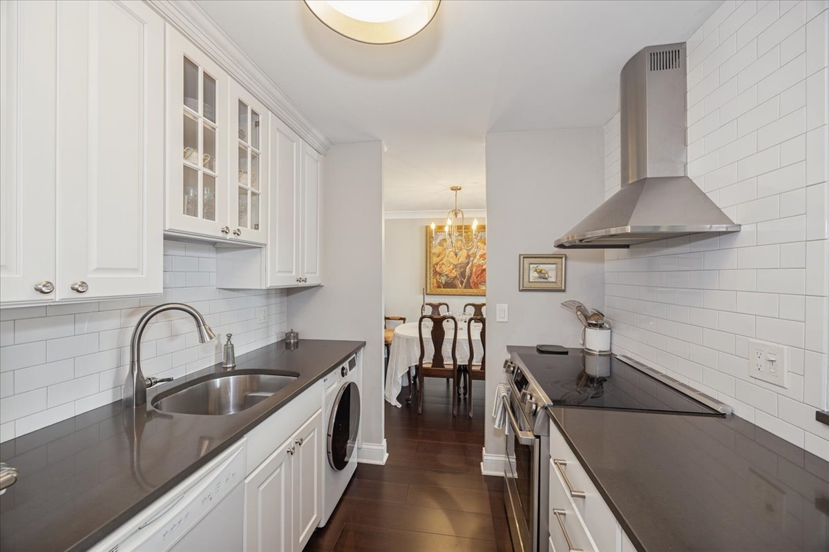 111 E Chestnut Street Unit: 16J