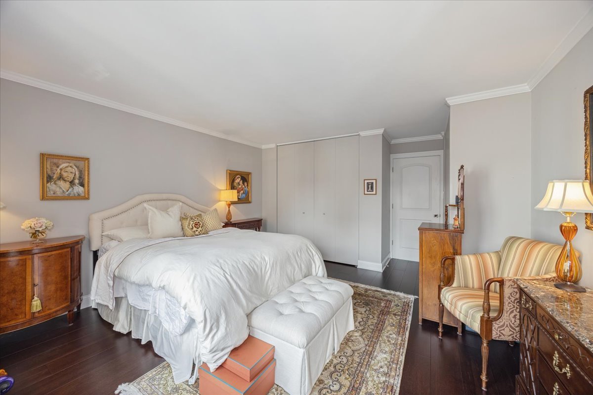 111 E Chestnut Street Unit: 16J