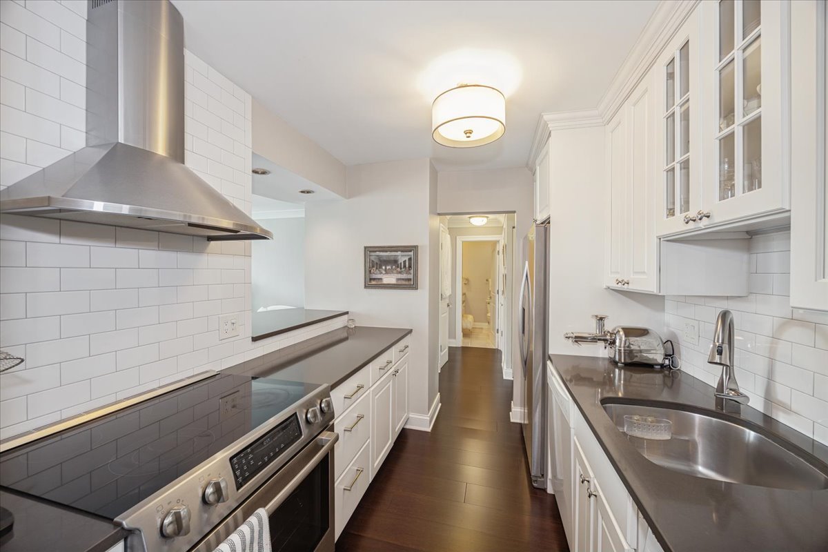 111 E Chestnut Street Unit: 16J