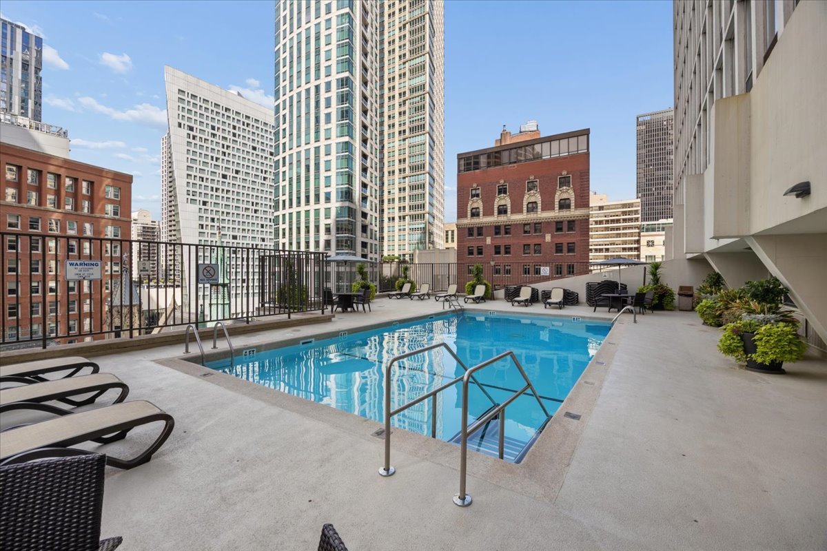 111 E Chestnut Street Unit: 16J