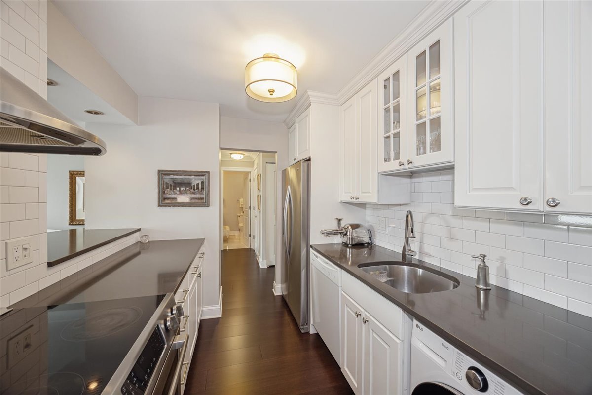 111 E Chestnut Street Unit: 16J