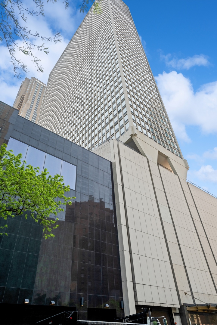 111 E Chestnut Street Unit: 56AB