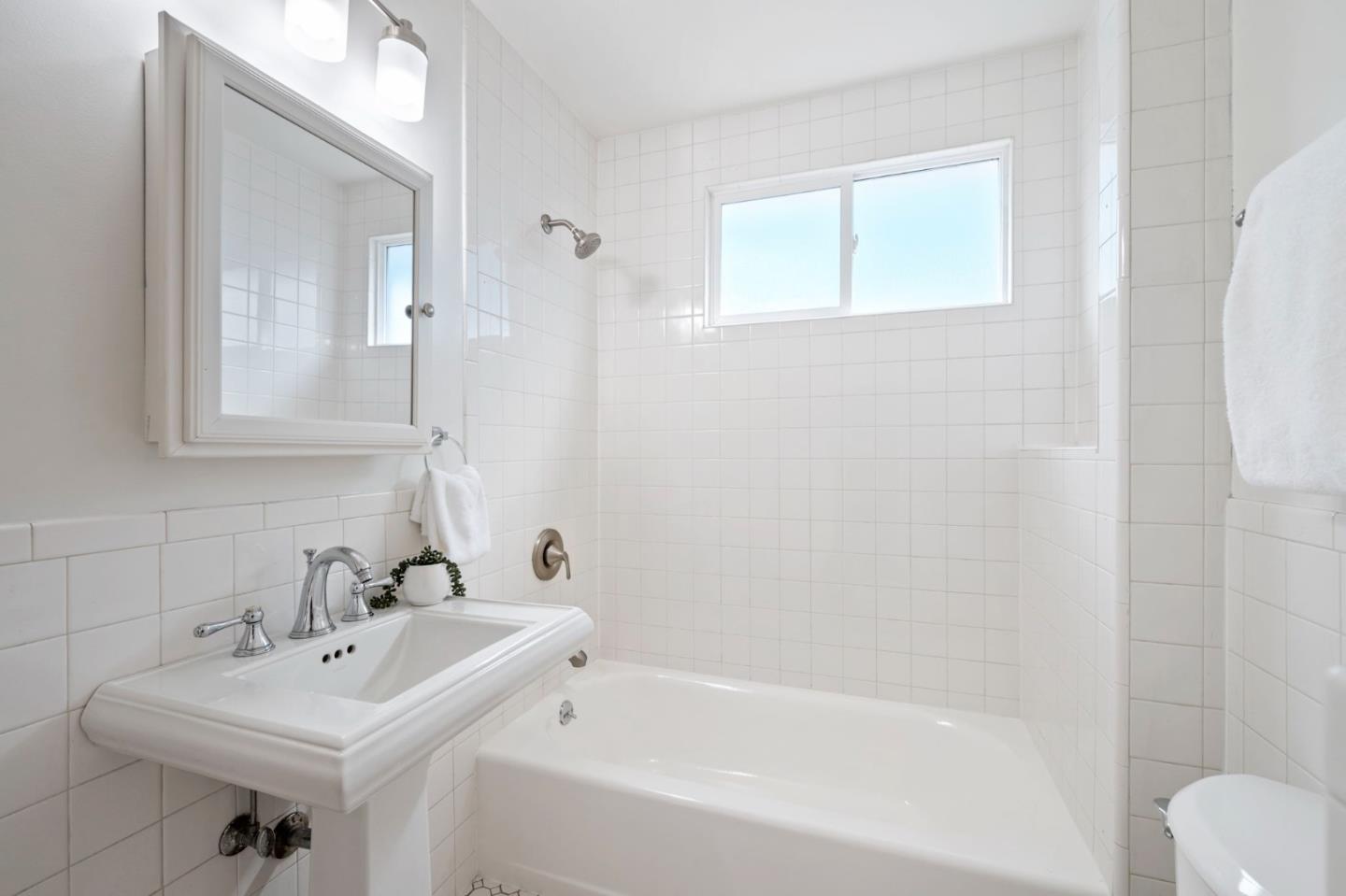 1976 Shoreview Avenue