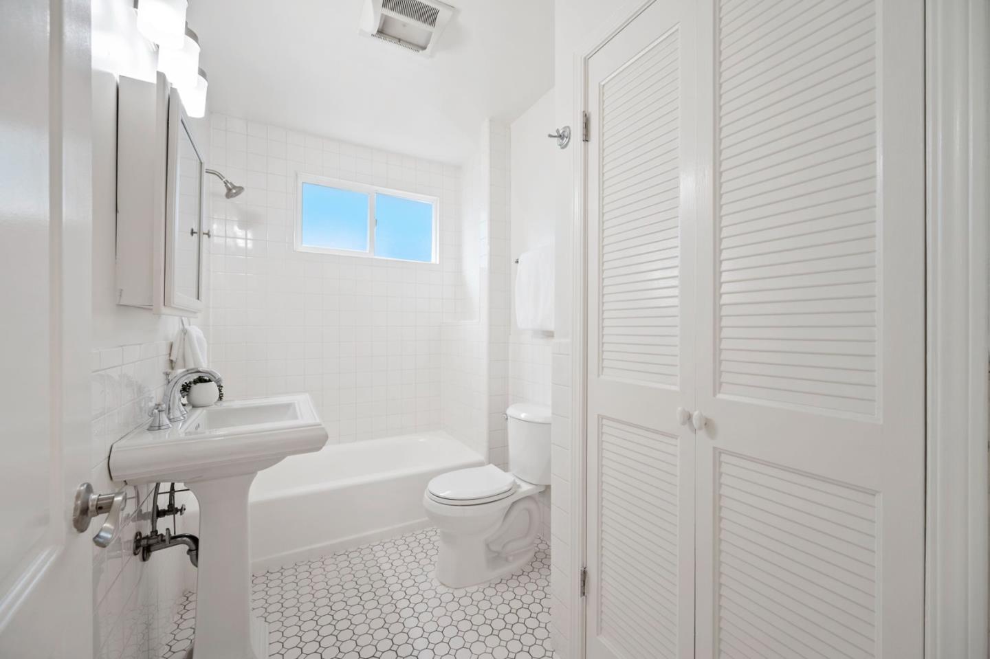 1976 Shoreview Avenue