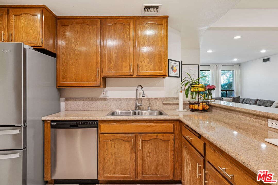 1833 Fairburn Ave Unit: 205