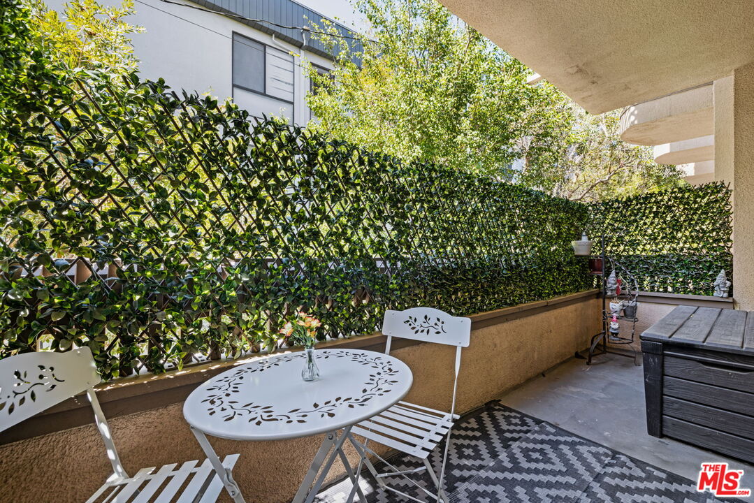 1833 Fairburn Ave Unit: 205