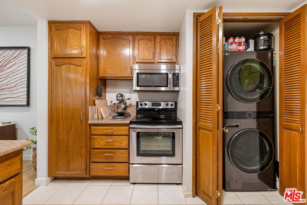 1833 Fairburn Ave Unit: 205