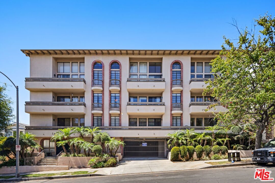 1833 Fairburn Ave Unit: 205