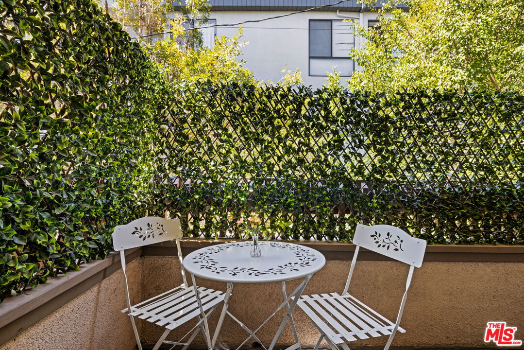 1833 Fairburn Ave Unit: 205