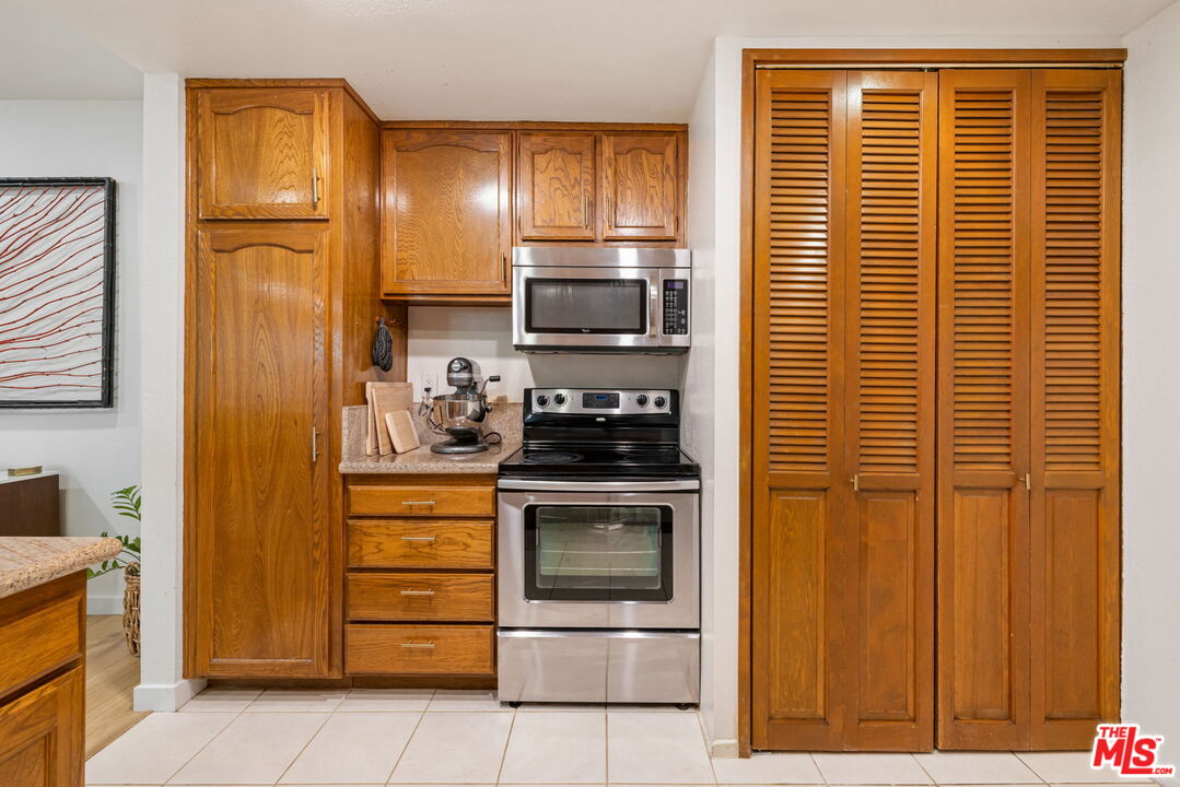 1833 Fairburn Ave Unit: 205