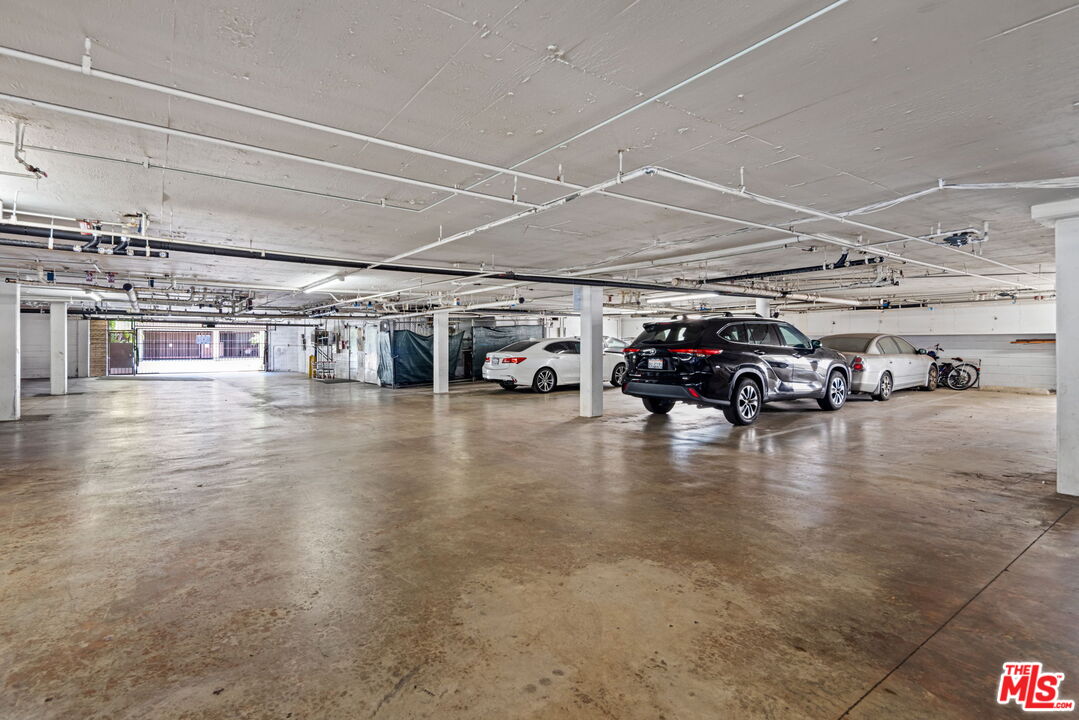 1833 Fairburn Ave Unit: 205