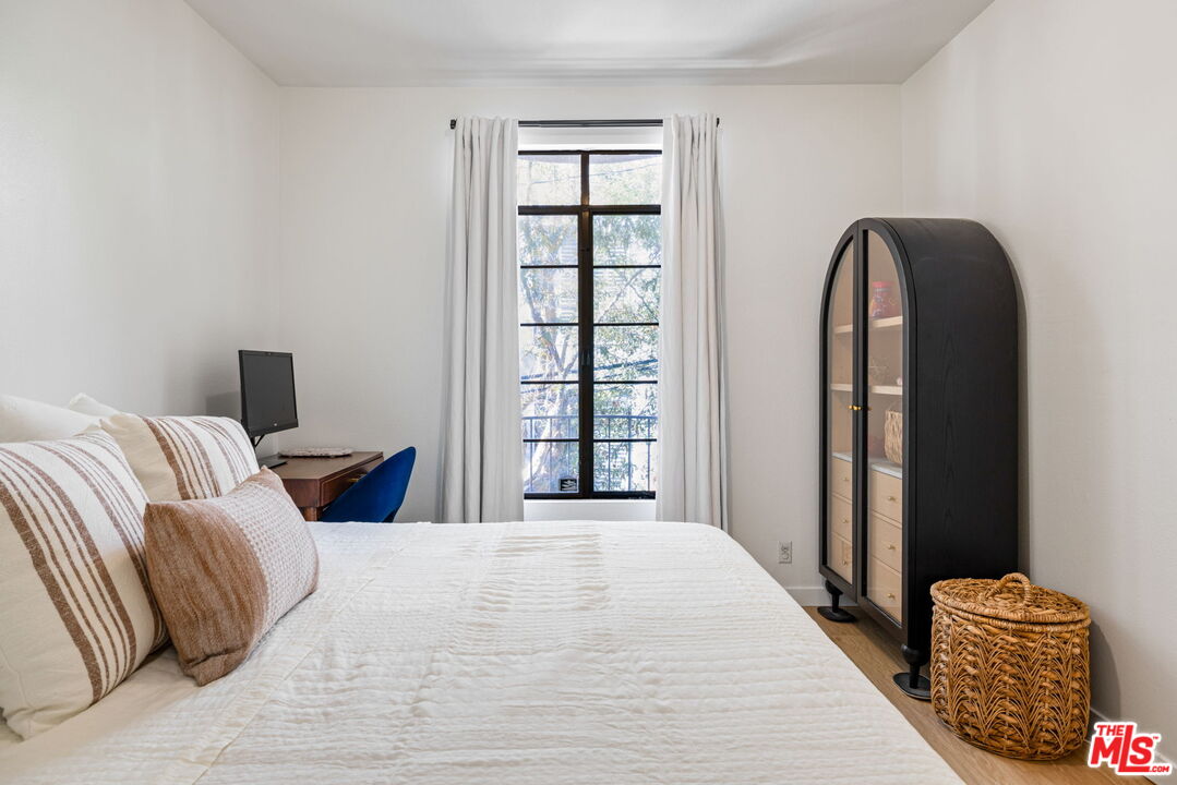 1833 Fairburn Ave Unit: 205