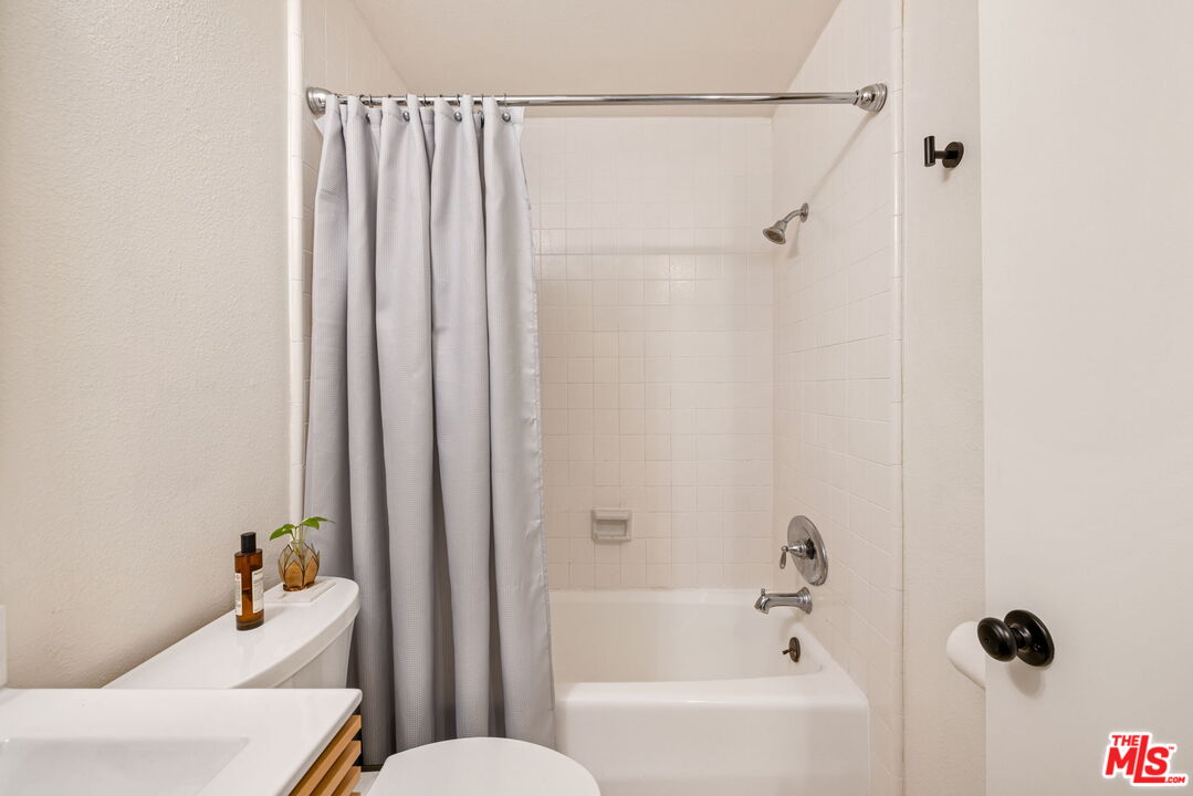 1833 Fairburn Ave Unit: 205