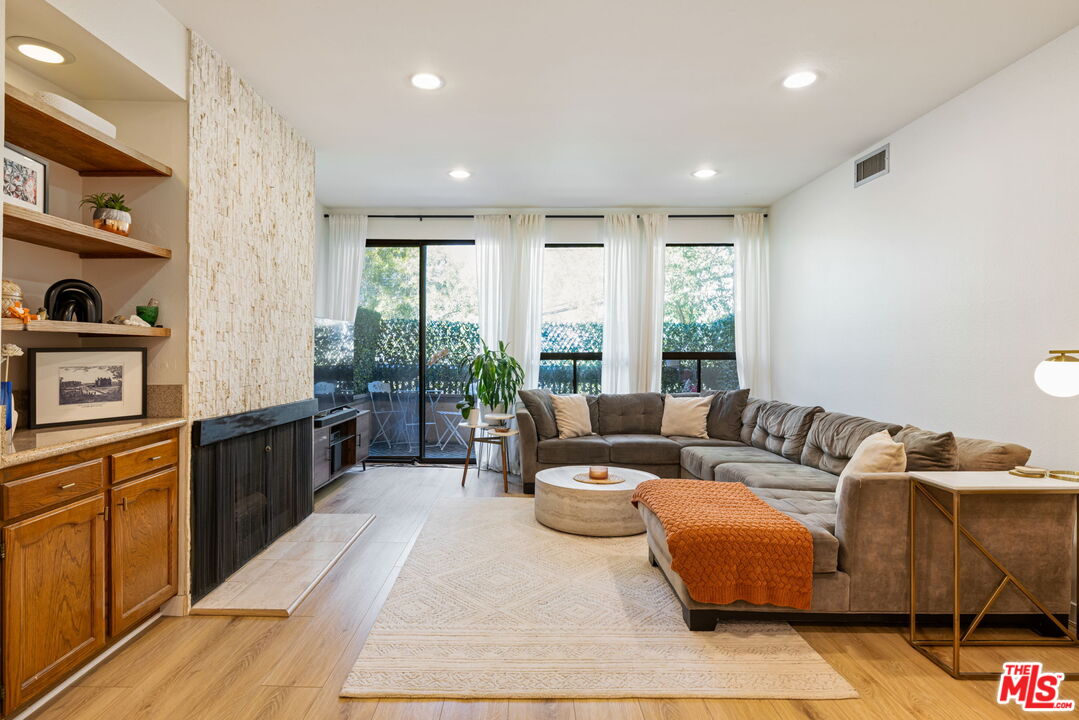 1833 Fairburn Ave Unit: 205