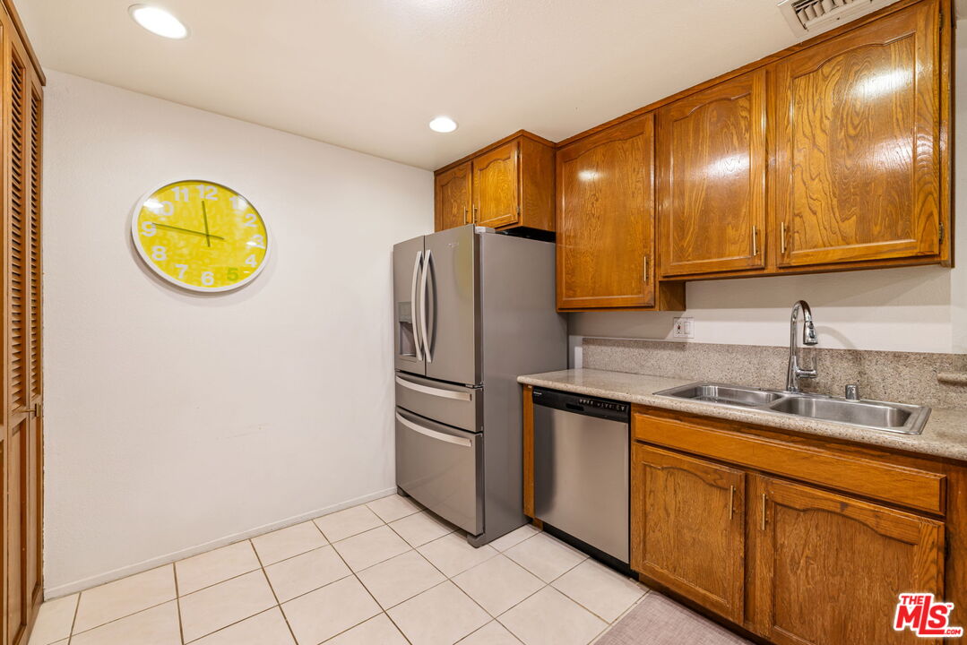 1833 Fairburn Ave Unit: 205