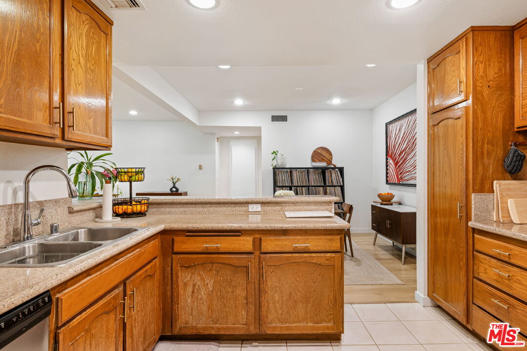 1833 Fairburn Ave Unit: 205