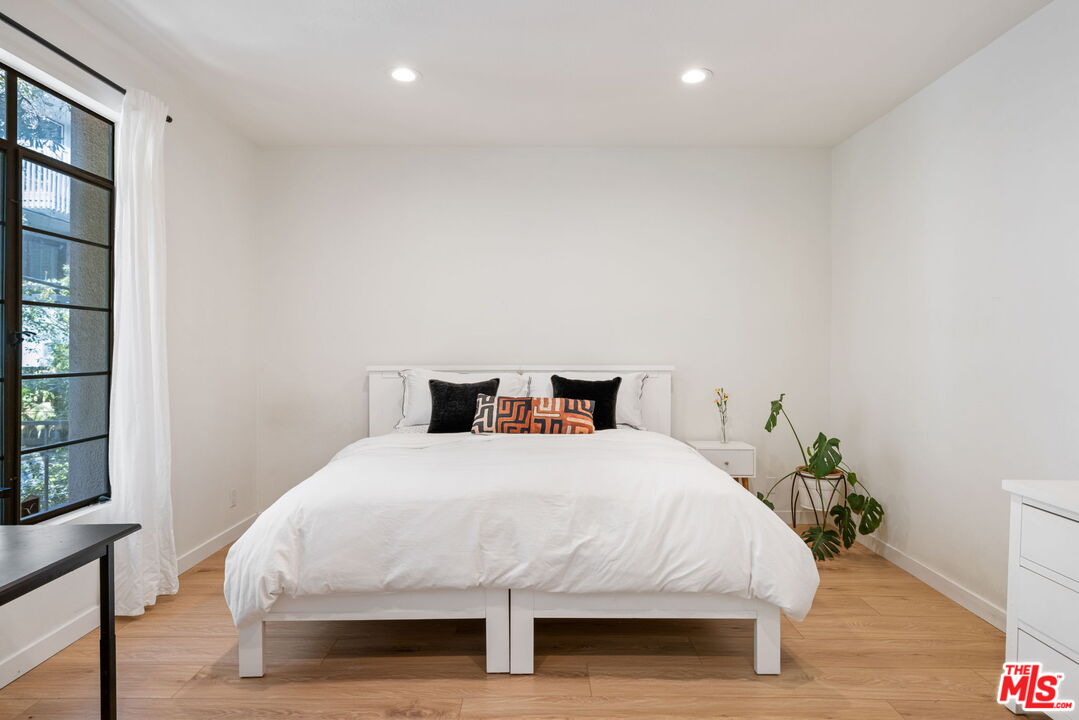 1833 Fairburn Ave Unit: 205