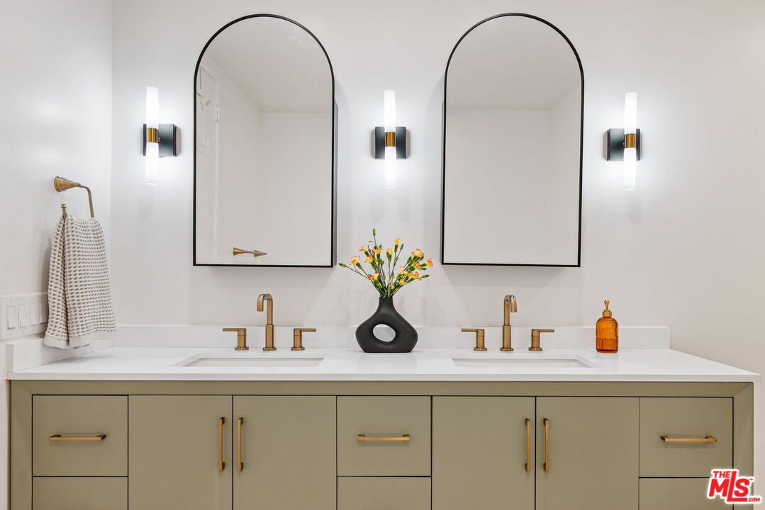 1833 Fairburn Ave Unit: 205