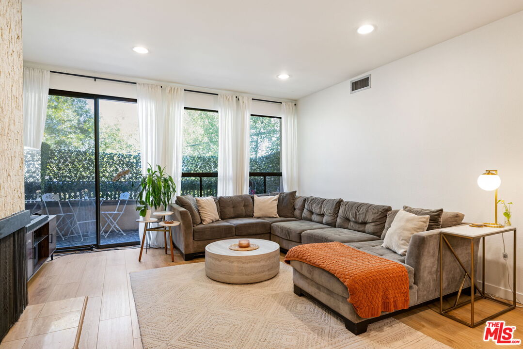 1833 Fairburn Ave Unit: 205